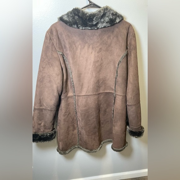Larry Levine Women's Brown Faux Suede Faux Fur Button Up Coat Size‎ Medium - Picture 6 of 7